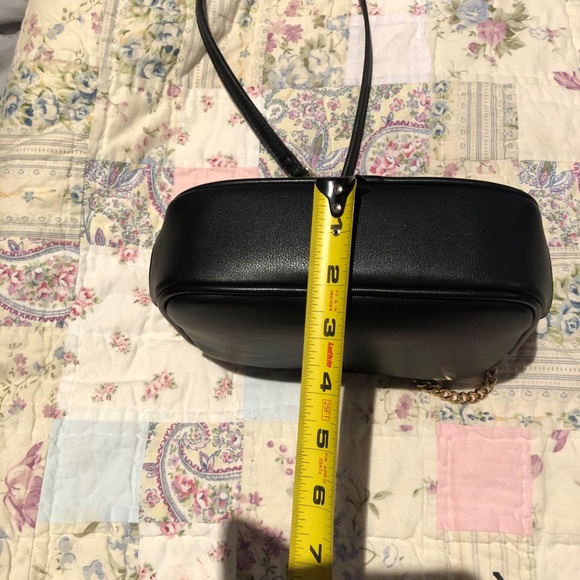 CROSS BODY  Classic chic MATTE BLACK The faux leather & gold chain bag - Picture 10 of 11